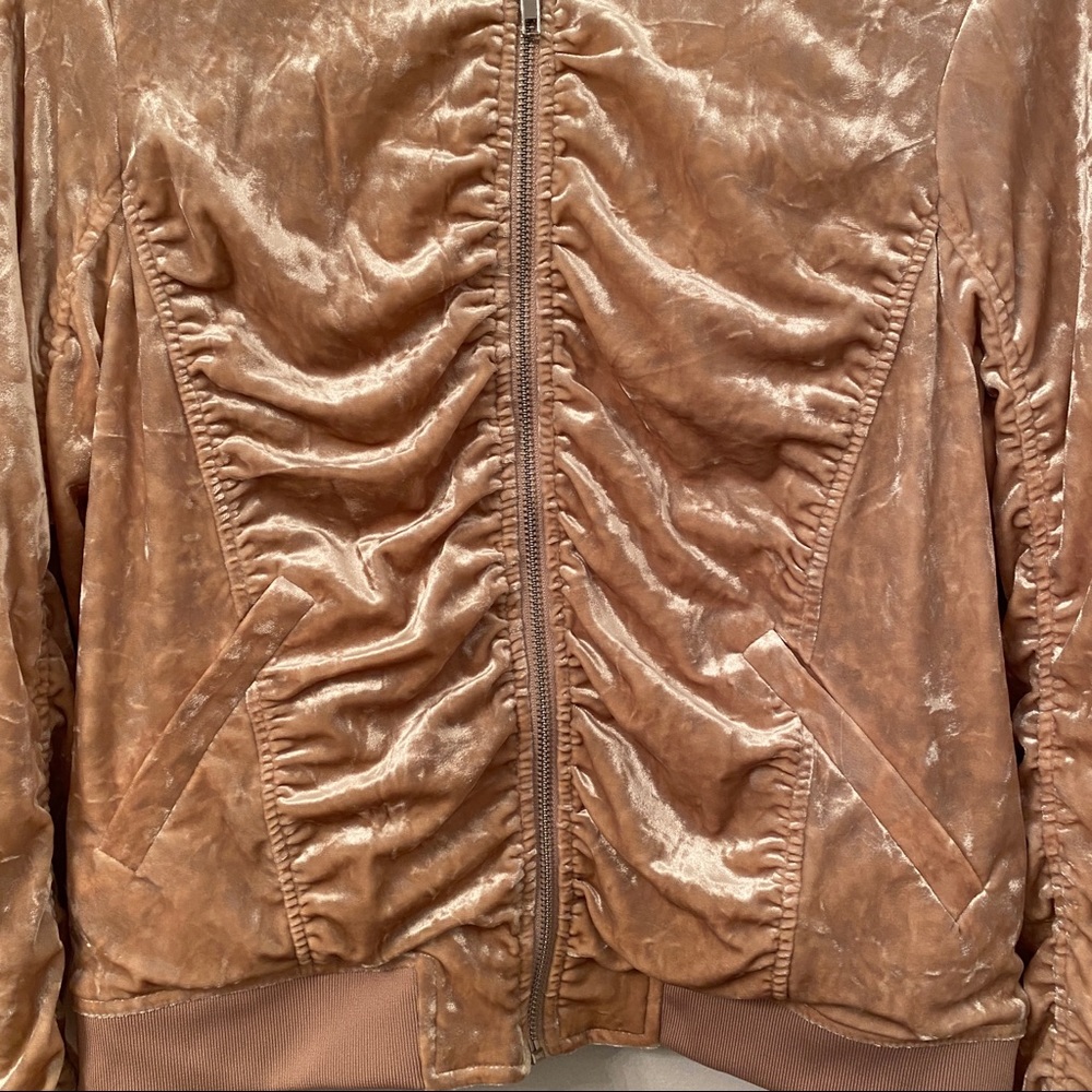 GUESS - Picture 4 of 7